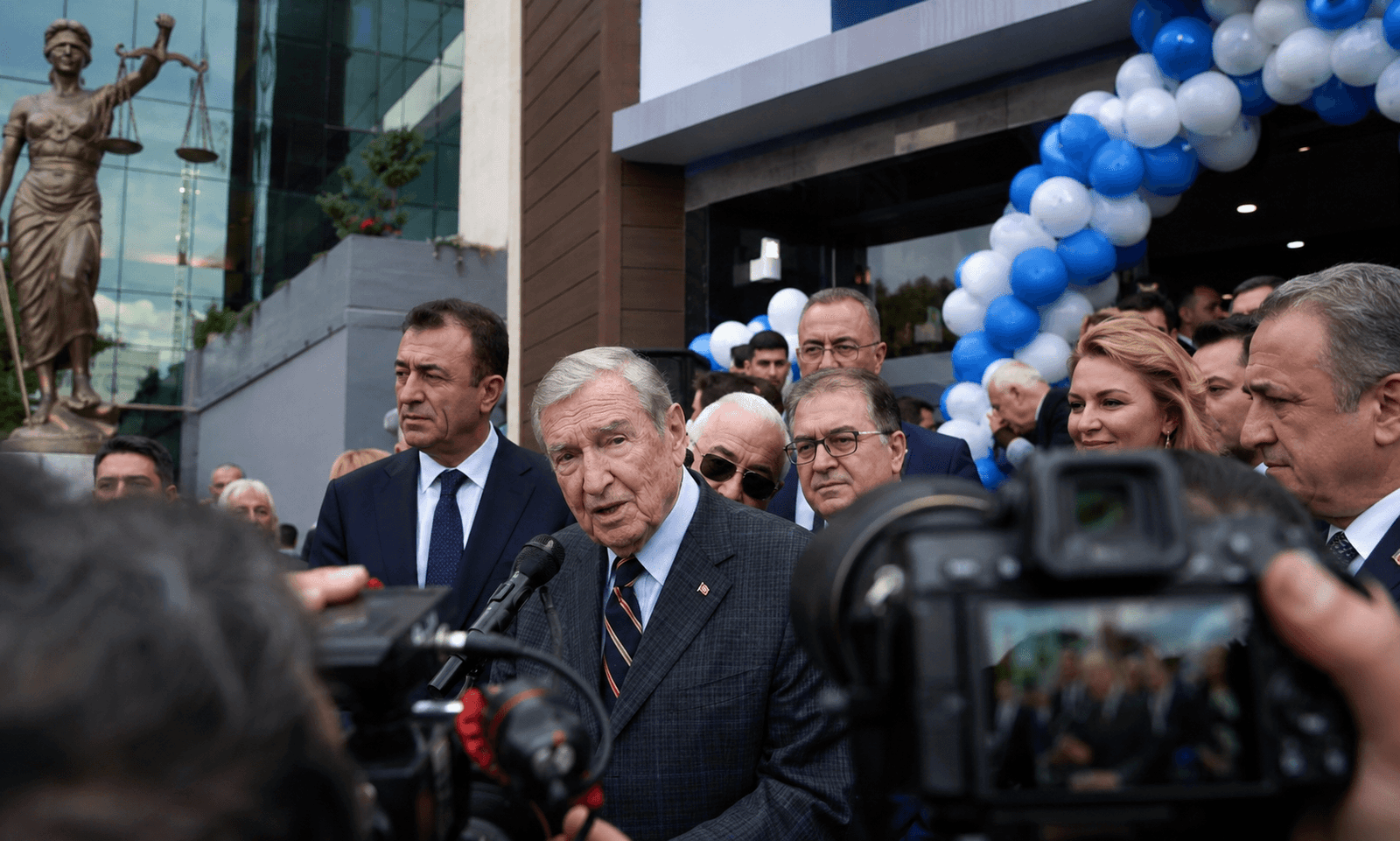 Rahmi Koç soruşturma kapsamında gündeme gelen İzmir’deki açılış programından bir görüntü