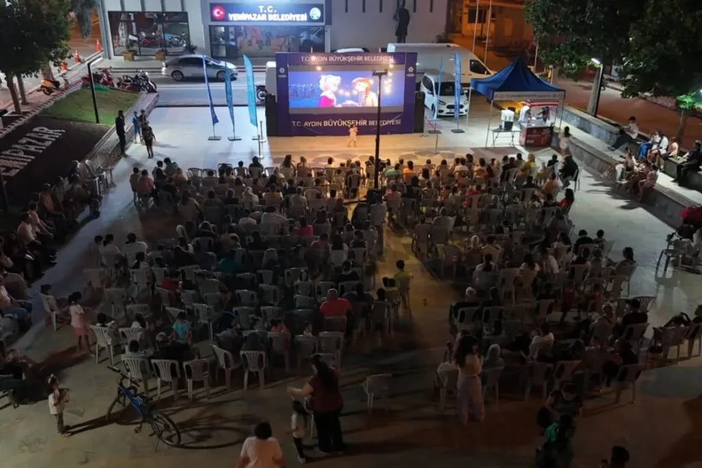 Yenipazar’da açık hava sineması keyfi