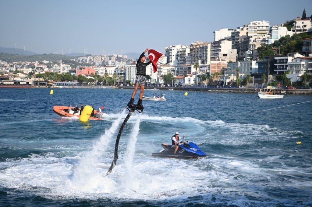Kuşadası’nda Denizcilik Bayramı renkli görüntülere sahne oldu
