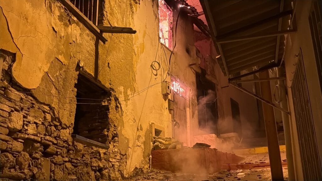 Kuşadası’nda gece yarısı yangın paniği! Yanlış park müdahaleyi geciktirdi