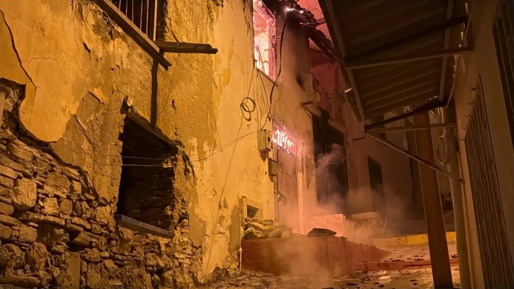 Kuşadası’nda gece yarısı yangın paniği! Yanlış park müdahaleyi geciktirdi