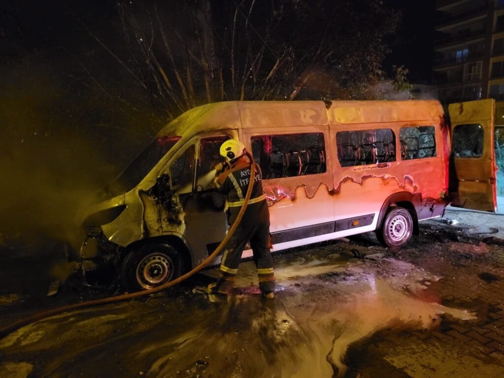 Nazilli’de gece yarısı araç yangını! Minibüs kullanılamaz hale geldi