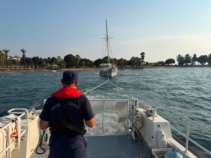 Kuşadası açıklarında korku dolu anlar! Karaya oturan teknedeki 9 kişi kurtarıldı