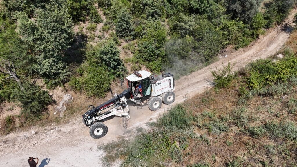 Bozdoğan’da üreticilerin yolu yenilendi! Bahçe yollarına bakım yapıldı