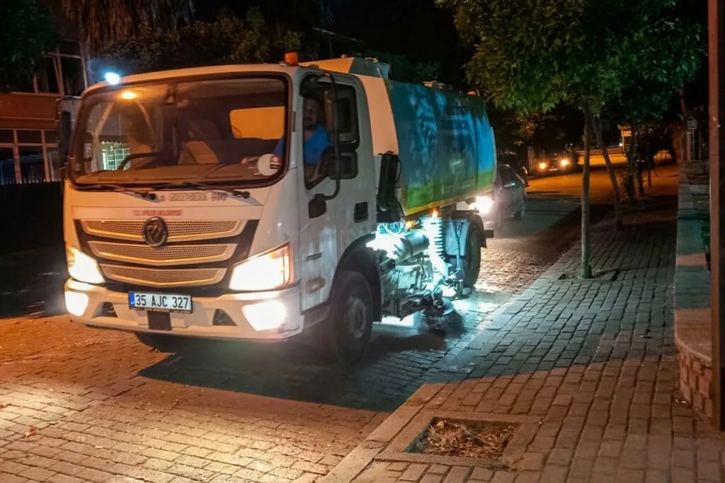 Efeler’de gece yarısı büyük temizlik seferberliği