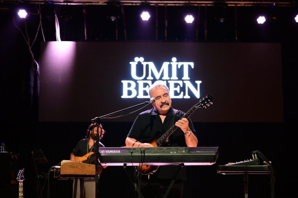 Didim’de Ümit Besen rüzgarı! Unutulmaz şarkılarıyla yaz akşamına damga vurdu