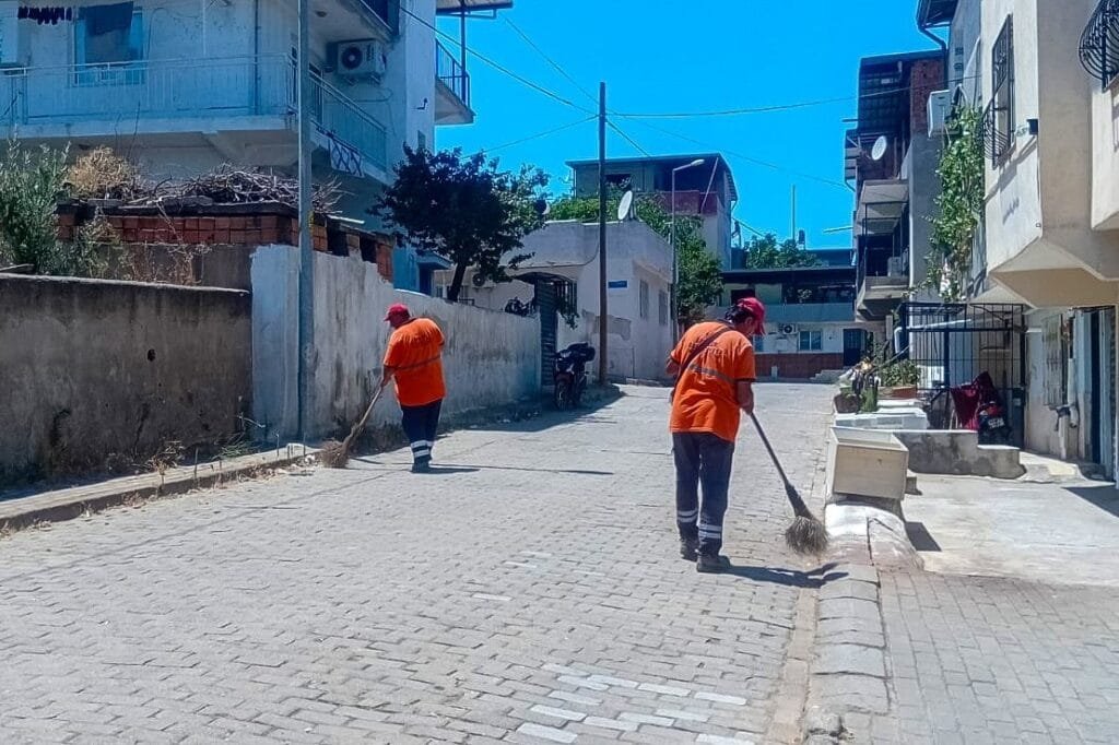 Efeler’de temizlik seferberliği! Beş mahalle baştan sona temizlendi