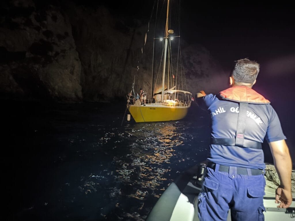Kuşadası açıklarında sürüklenen teknede can pazarı! 2 kişi kurtarıldı