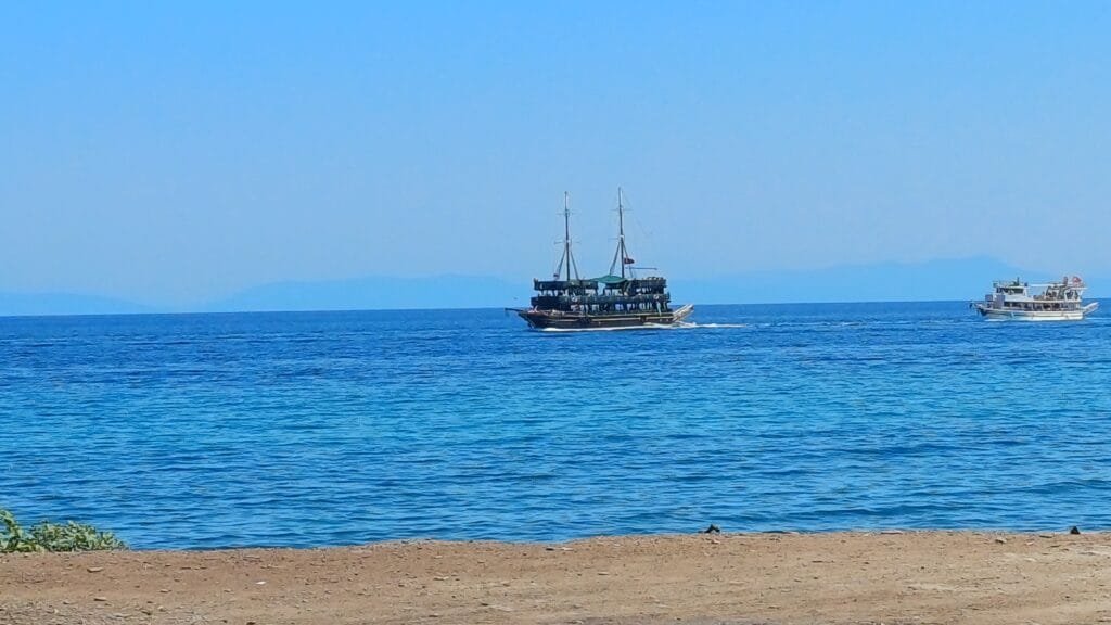 Kuşadası’nda tekne turlarına yoğun ilgi! Turistler turkuaz koylara akın etti