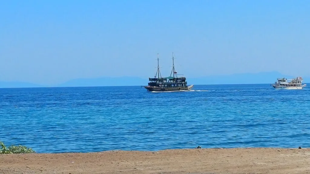 Kuşadası’nda tekne turlarına yoğun ilgi! Turistler turkuaz koylara akın etti
