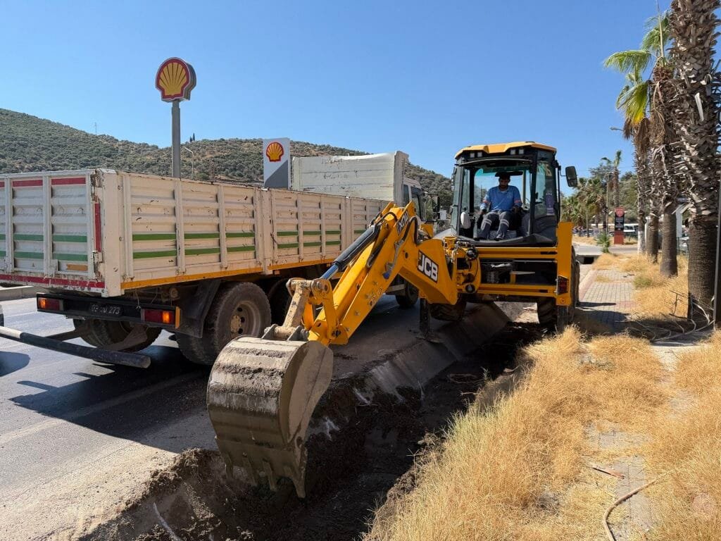 Kuşadası’nda tıkanan su kanalına kapsamlı temizlik! Akış yeniden sağlandı