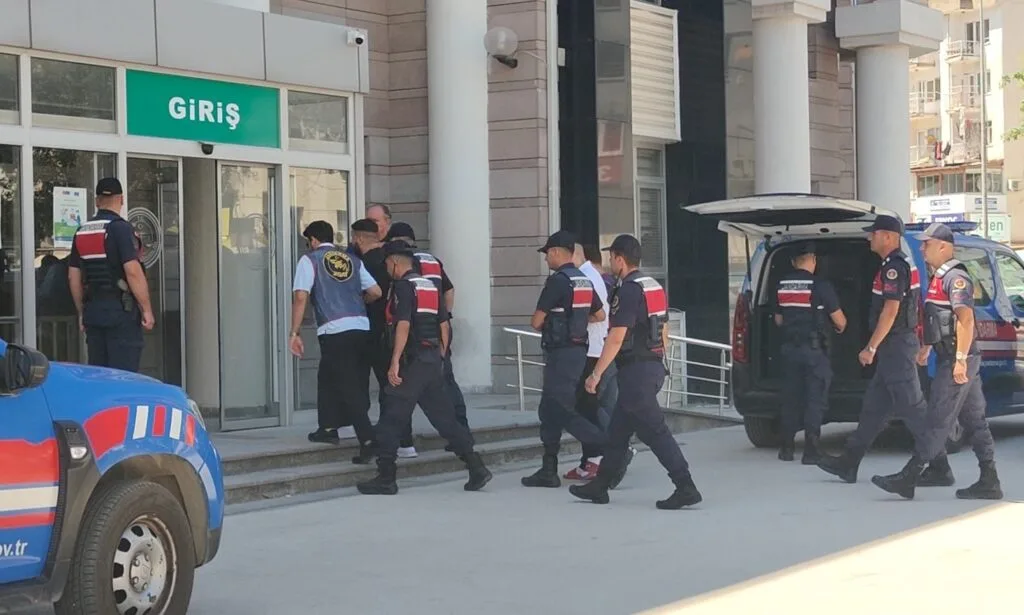 Kuşadası’nda 32 dosyadan aranan iki şüpheli yakalandı