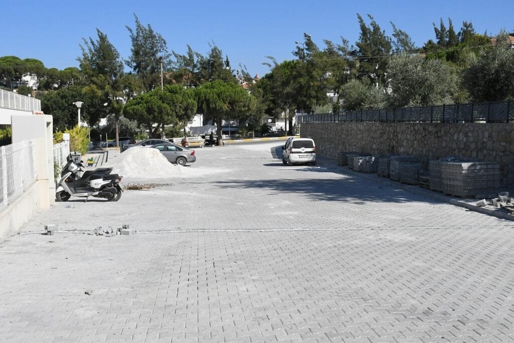 Kuşadası’nda iki mahalleyi değiştiren çalışma! 2 bin 500 metrekarelik yol yenilendi