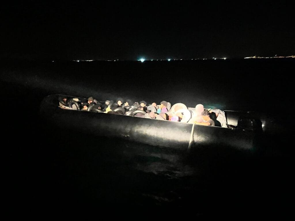 Didim açıklarında lastik bota operasyon! 38 göçmen ve 2 şüpheli yakalandı