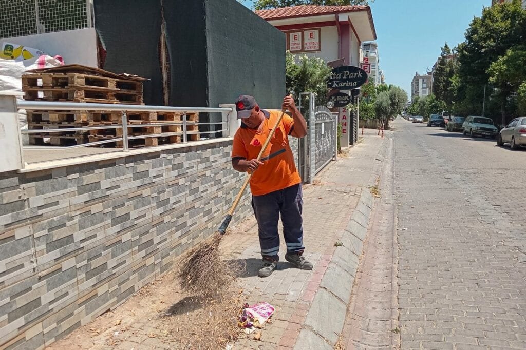 Efeler’de 6 mahallede kapsamlı temizlik! Cadde ve sokaklar yenilendi