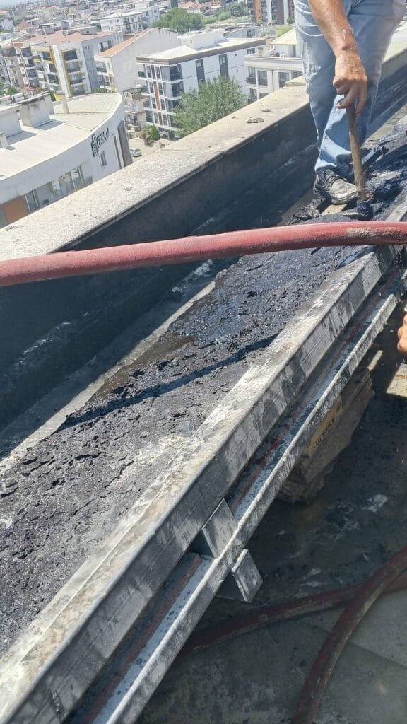 Efeler’de apartman çatısında yangın! 1 kişi hastaneye kaldırıldı