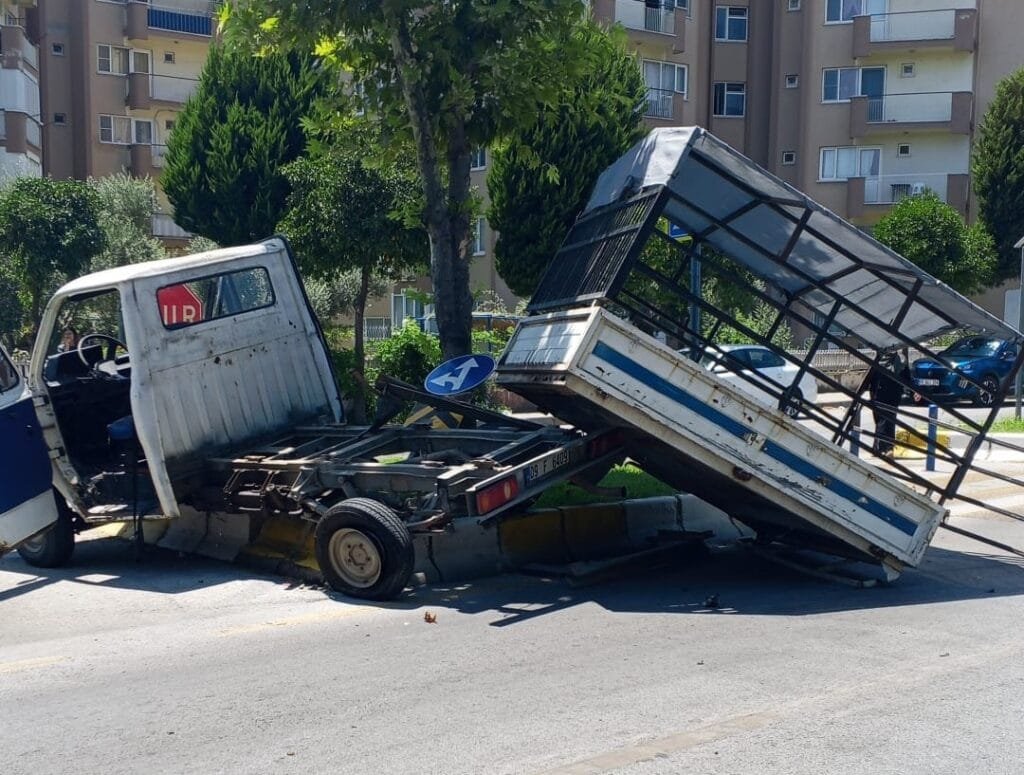 Efeler’de otomobil ile kamyonet çarpıştı! Savrulan araç refüje çıktı