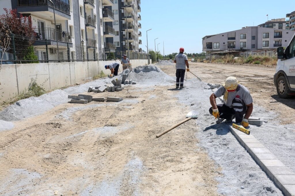 Efeler’de üç noktada yol seferberliği! Çalışmalar aralıksız sürüyor