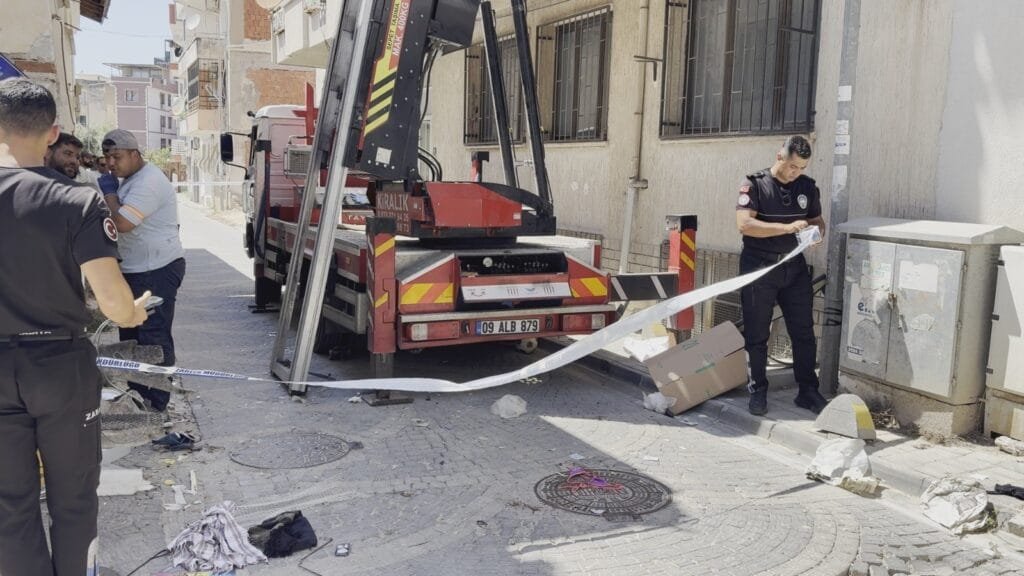 Kuşadası’ndaki çöp evden 2,3 ton atık çıktı