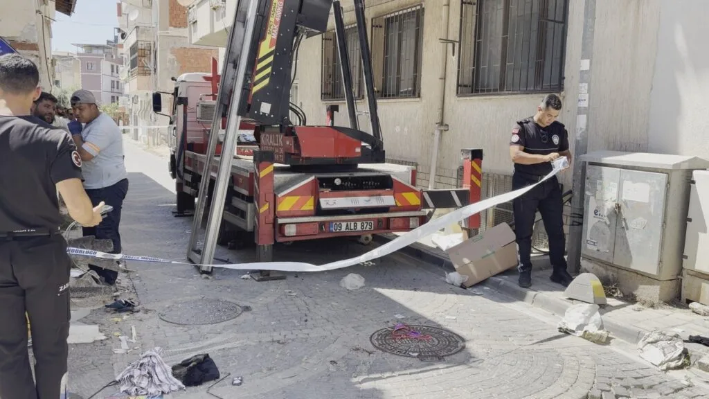 Kuşadası’ndaki çöp evden 2,3 ton atık çıktı