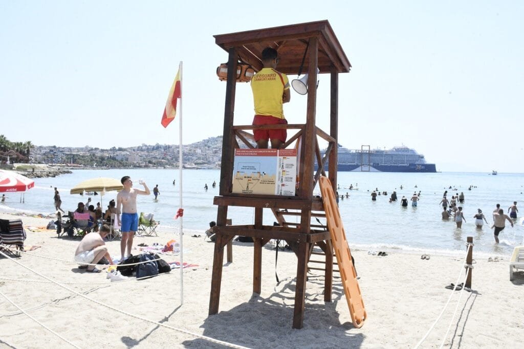 Kuşadası sahillerinde güvenlik önlemleri artırıldı! Cankurtaranlardan hayati uyarı