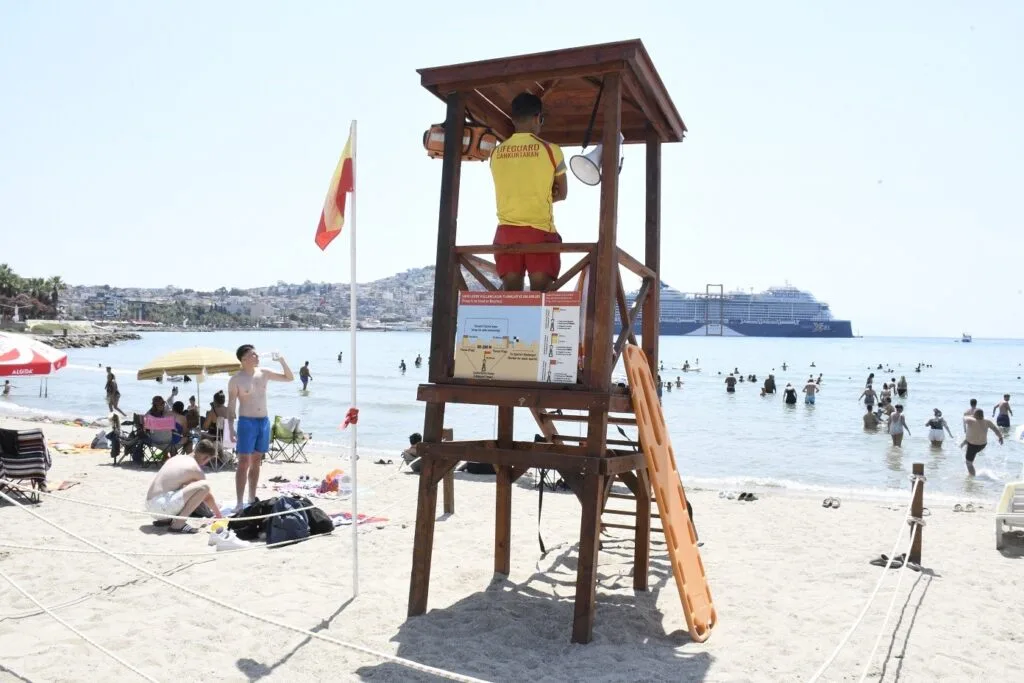 Kuşadası sahillerinde güvenlik önlemleri artırıldı! Cankurtaranlardan hayati uyarı