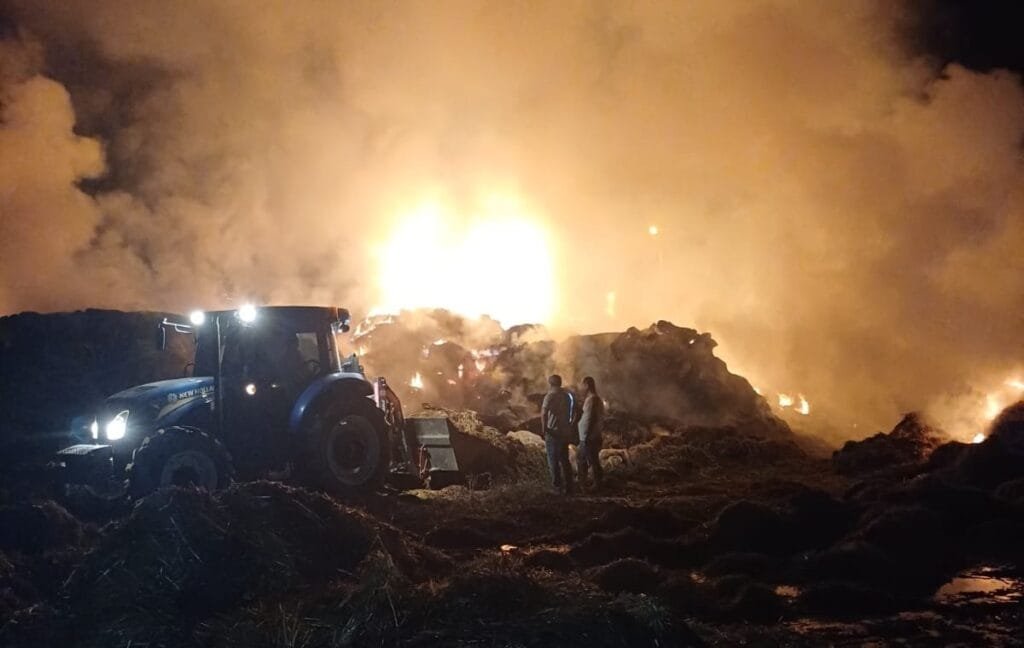 Çine’de gece yarısı büyük yangın! 150 ton saman kül oldu