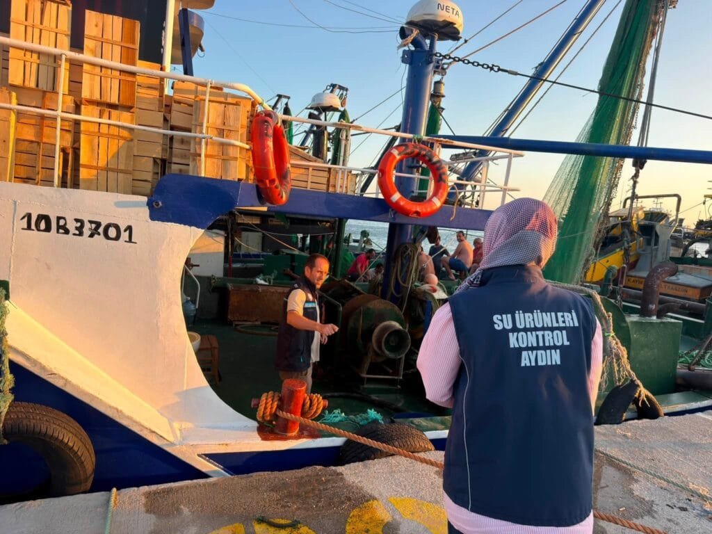Didim’de trol teknelerine baskın denetim! Belgeler ve av araçları incelendi