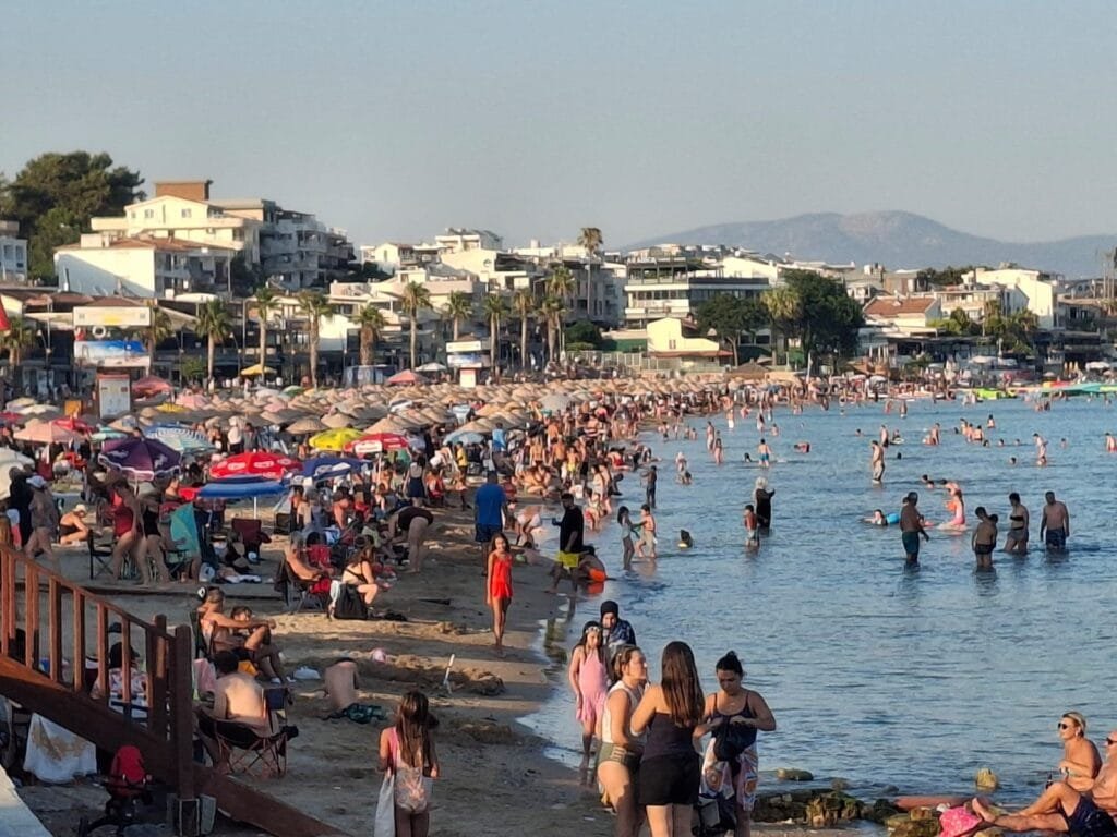 Didim’de Sıcaktan Bunalan Sahile Koştu