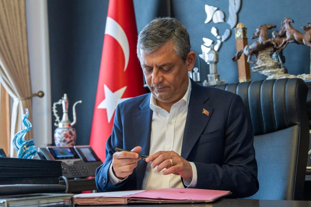 Özgür Özel CHP’den istifa etti: 91 milletvekili YENİ Parti’ye geçti