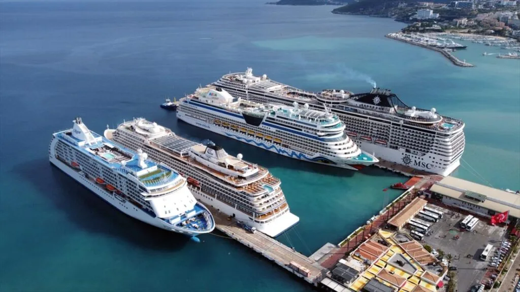 Kuşadası’na kruvaziyer akını! 4 gemiyle 9 bin 300 turist geldi