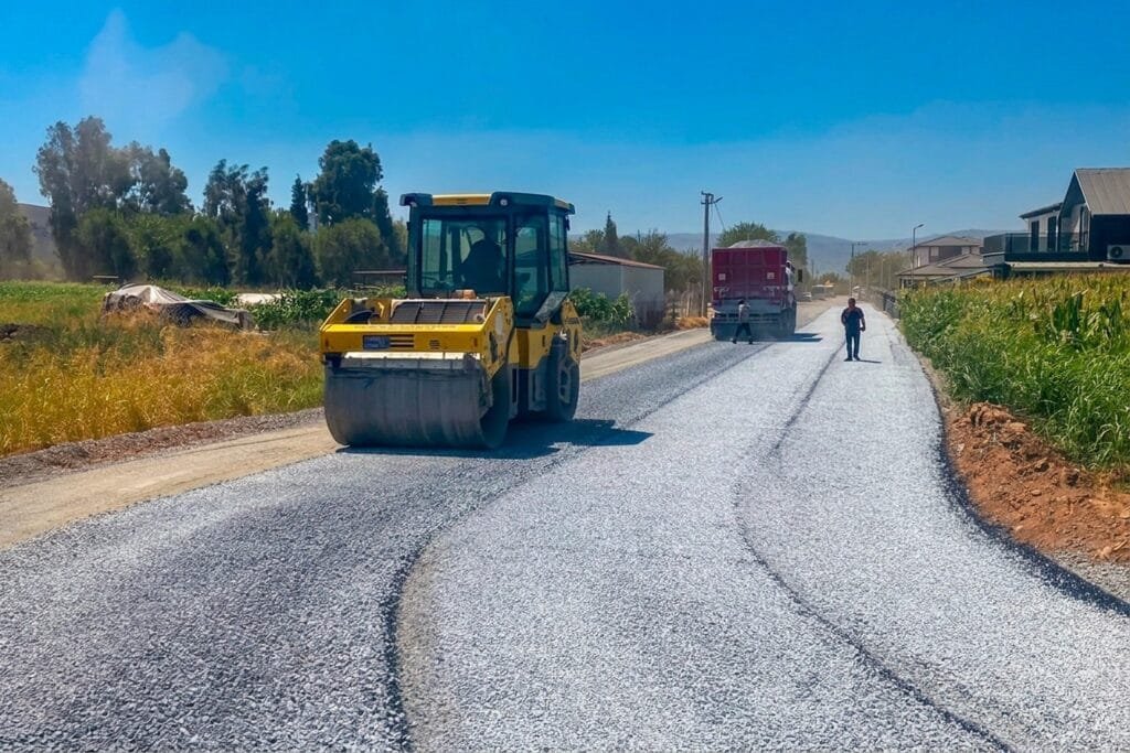 Efeler’de beş mahallede yollar değişiyor: Ekipler asfalt için sahaya indi