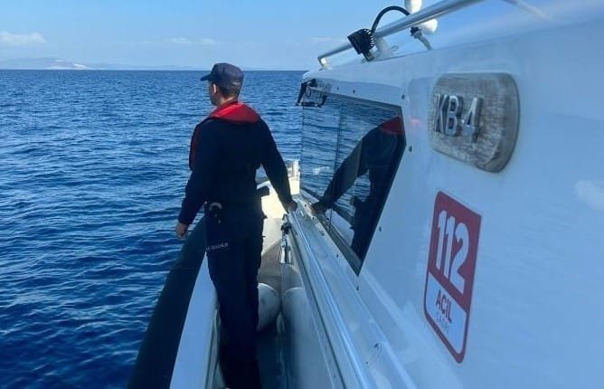 Didim açıklarında korku dolu anlar! Sürüklenen bottaki kişiyi ekipler kurtardı