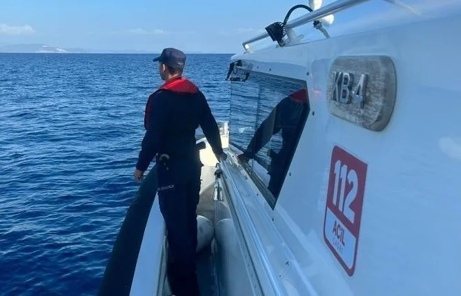 Didim açıklarında korku dolu anlar! Sürüklenen bottaki kişiyi ekipler kurtardı