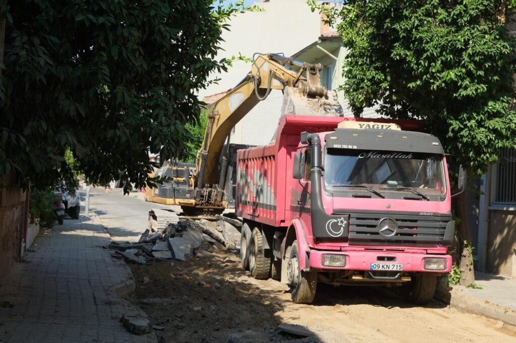 Nazilli’de altı sokak birden yenileniyor: Eski asfalt tamamen kaldırıldı