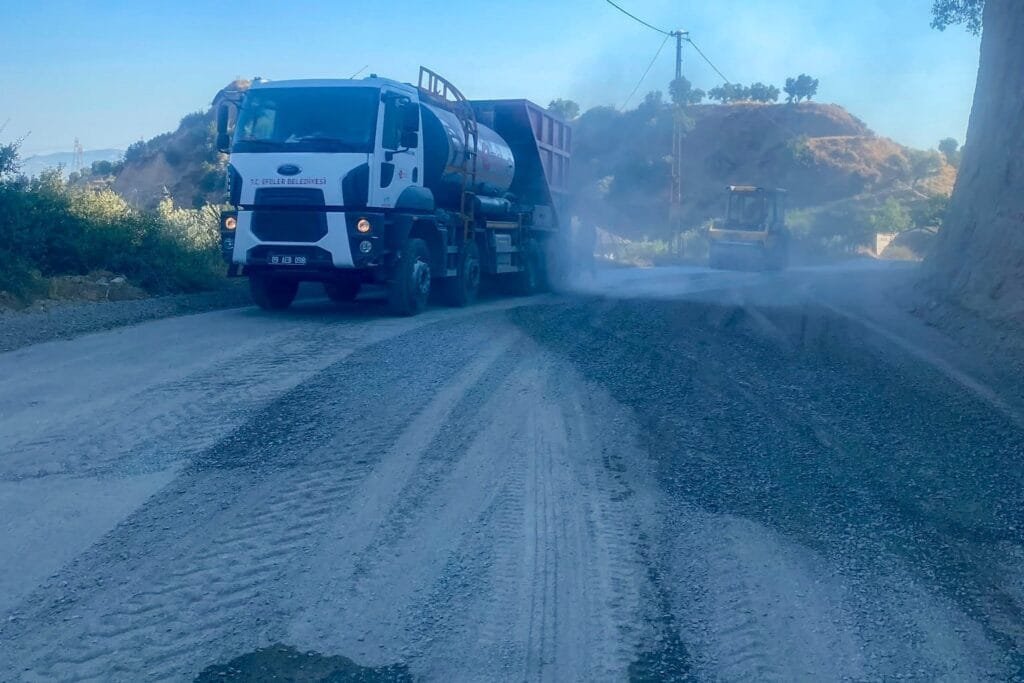 Efeler’in kırsalında asfalt atağı: Pınardere’nin yıpranan yolu yenilendi