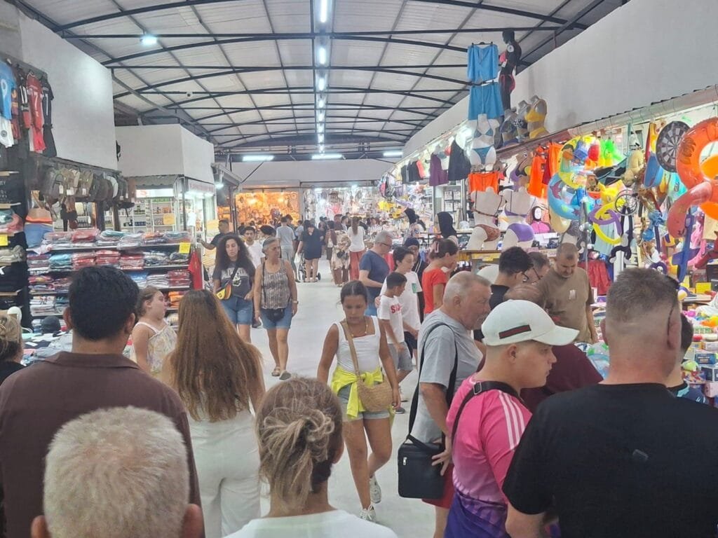 Didim Mavişehir’de adım atacak yer kalmadı: Pazar yerine turist akını