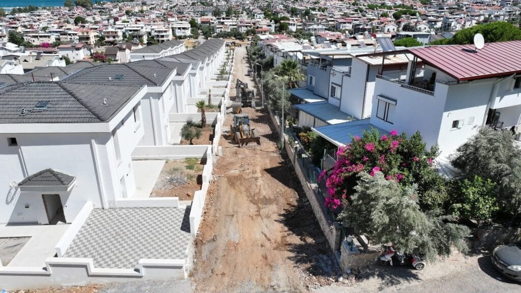 Akbük’ün yolları değişiyor! Ekipler birçok noktada aynı anda çalışıyor