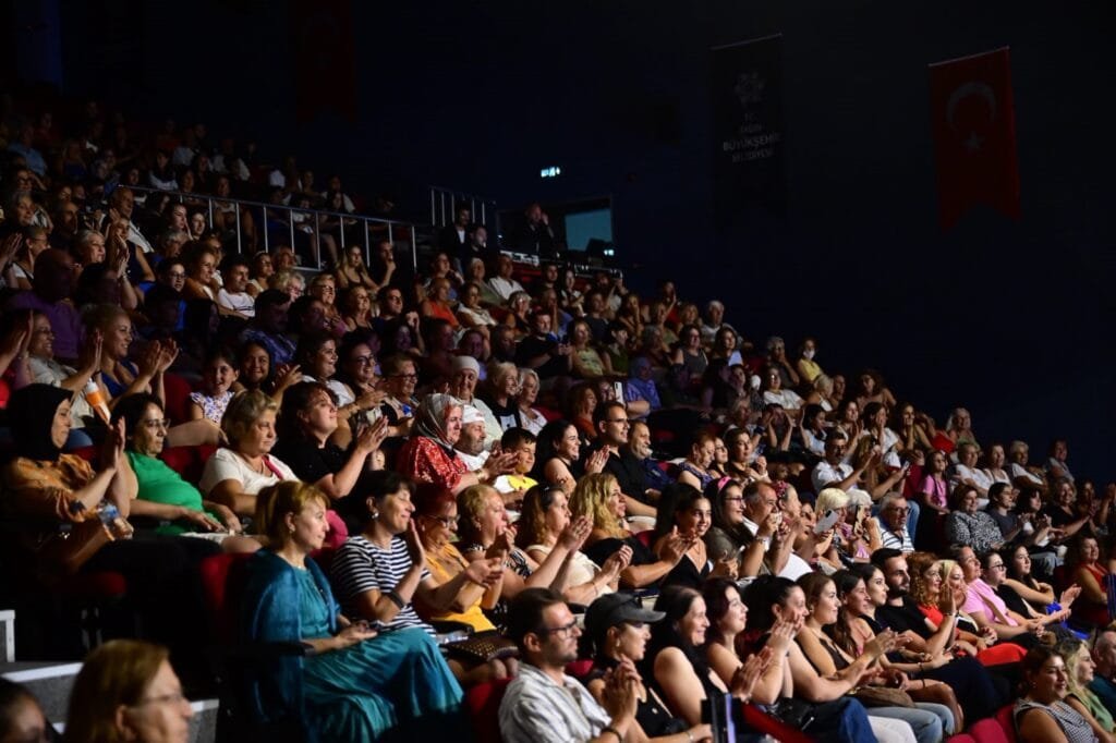 Didim’de Bilal Sonses coşkusu! Konser alanı doldu taştı