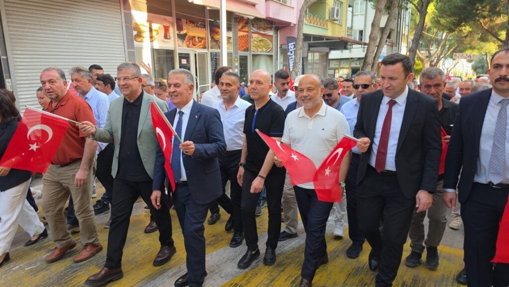 Buharkent’te festival coşkusu başladı! 2 ton incir dağıtıldı, yıldızlar sahneye çıkıyor