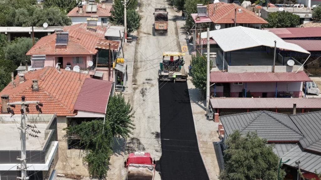 Kuyucak’ta iki mahalleyi bağlayan yolda sıcak asfalt başladı