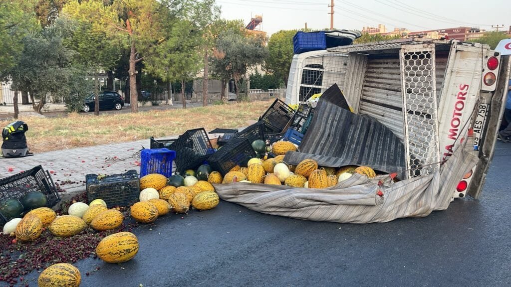 Kuşadası’nda karpuz yüklü pikap devrildi! Genç sürücüyü itfaiye kurtardı