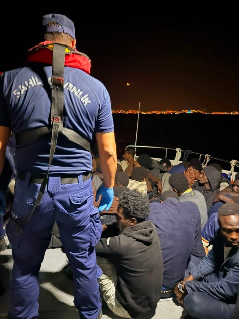 Kuşadası açıklarında lastik bota operasyon! 29 kişi yakalandı