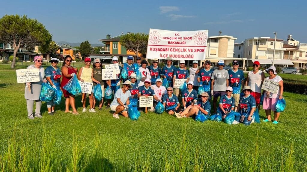 Kuşadası’nda güne sporla başladılar, sahili el ele temizlediler