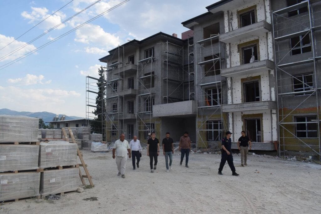 Bozdoğan’da yangın mağduru ailelere ziyaret: İhtiyaçlar yerinde belirlendi