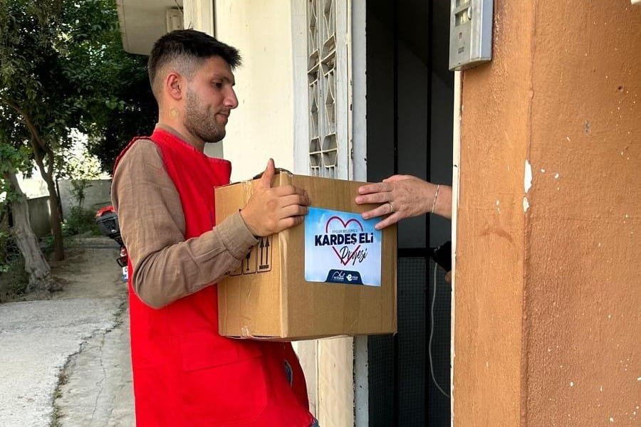 Efeler’de yardımlar artık kapıya geliyor! Binlerce aileye EFESYA desteği