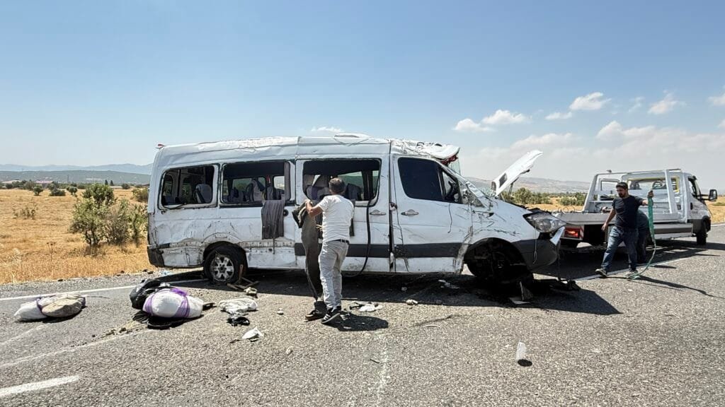 Diyarbakır’da feci kaza: 5 kişi hayatını kaybetti, 11 kişi yaralandı