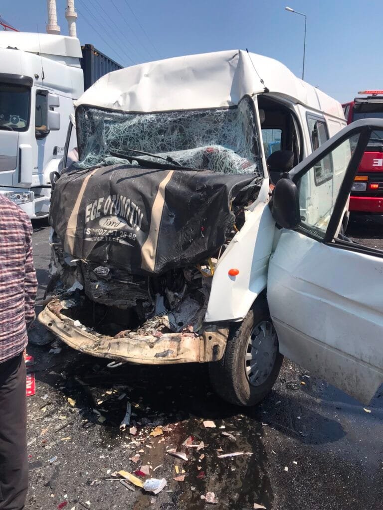 Aydın’da iki minibüs birbirine girdi! Biri ağır 8 kişi yaralandı