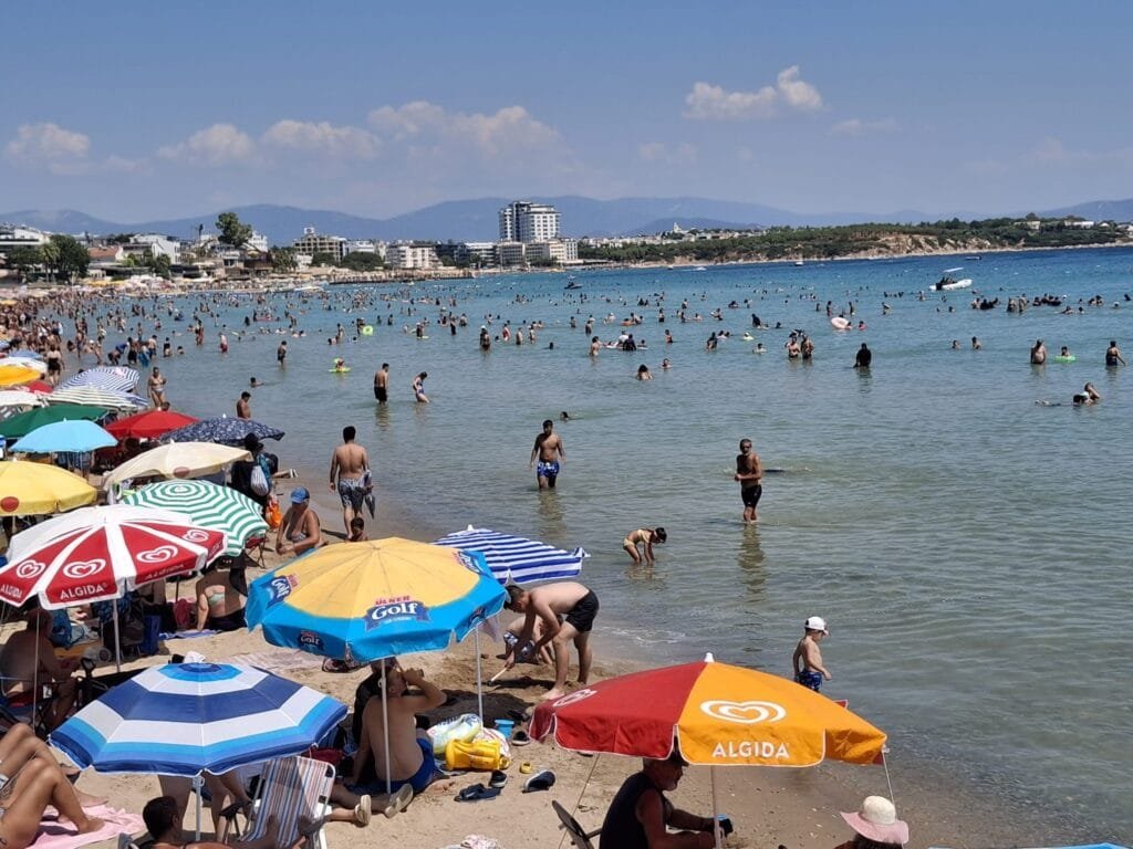Didim’de termometreler 30’u geçti! Altınkum’da adım atacak yer kalmadı