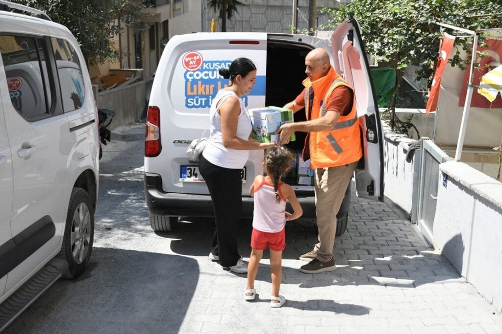 Kuşadası’nda çocuklu ailelere düzenli destek! Sütler evlerine ulaştırılıyor